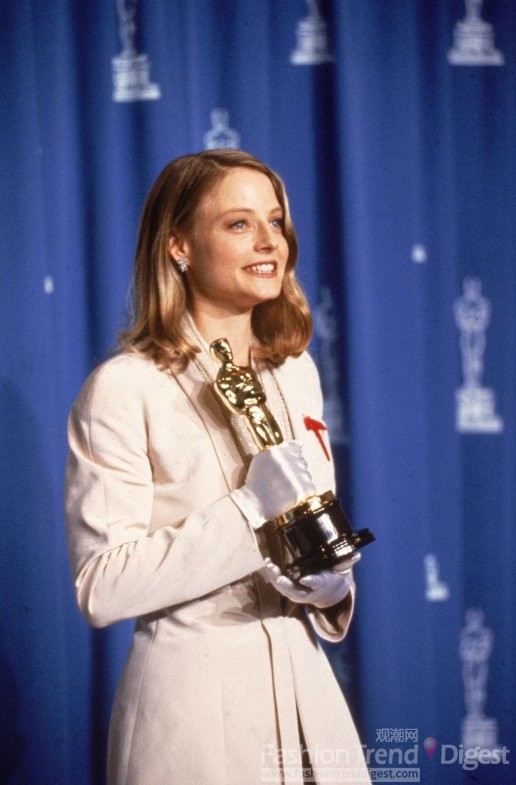 41. 1992年，朱迪.福斯特（Jodie Foster）凭作品《羔羊的沉默》再度问鼎奥斯卡，这一次她选择了 Giorgio Armani银色裤装，表现出另一种成熟美态。 