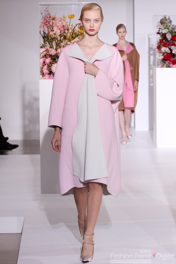 1. Jil Sander 2012秋冬系列<br>
比利时设计师Raf Simons带给我们的是最后一季的Jil Sander发布，也是历年执掌Jil Sander7年中认为最完美的一次，整个系列的色调以清新的粉色系与浅灰色为主，让我们再一次体会到清晨的闺房之美，模特们将手捂在胸口，简单利落的大衣与翻起来的白边塑造出一种朦胧的美感，就像是刚刚从睡梦中醒来，带给我们含沙射影的性感，设计师的含泪谢幕，这也是他对该品牌的不舍。<br>
 