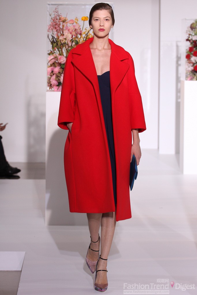 1. Jil Sander 2012秋冬系列<br>
比利时设计师Raf Simons带给我们的是最后一季的Jil Sander发布，也是历年执掌Jil Sander7年中认为最完美的一次，整个系列的色调以清新的粉色系与浅灰色为主，让我们再一次体会到清晨的闺房之美，模特们将手捂在胸口，简单利落的大衣与翻起来的白边塑造出一种朦胧的美感，就像是刚刚从睡梦中醒来，带给我们含沙射影的性感，设计师的含泪谢幕，这也是他对该品牌的不舍。<br>
 