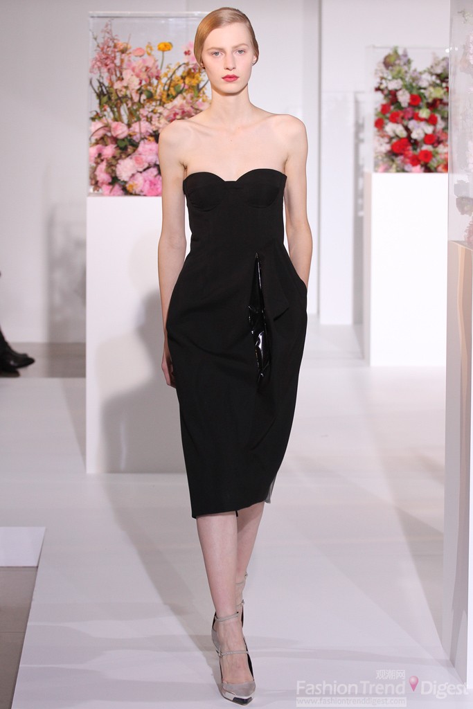 1. Jil Sander 2012秋冬系列<br>
比利时设计师Raf Simons带给我们的是最后一季的Jil Sander发布，也是历年执掌Jil Sander7年中认为最完美的一次，整个系列的色调以清新的粉色系与浅灰色为主，让我们再一次体会到清晨的闺房之美，模特们将手捂在胸口，简单利落的大衣与翻起来的白边塑造出一种朦胧的美感，就像是刚刚从睡梦中醒来，带给我们含沙射影的性感，设计师的含泪谢幕，这也是他对该品牌的不舍。<br>
 