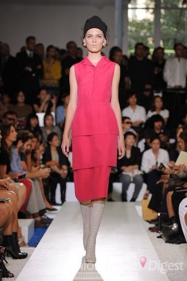 2. Jil Sander 2012春夏系列<br>
设计师拉夫•西蒙 (Raf Simons) 将他心目中有着至高无上意义的20世纪中叶，作为2012春夏女装秀的灵感来源。曳地裙摆、腰部的浪漫蝴蝶结、纯粹的白色、极简的廓形，原来如此简单的设计，也能让我们感受到新嫁娘的幸福。此外帽子大师斯黛芬•琼斯 (Stephen Jones) 设计的饰有精致面纱的滑雪帽，美不暇接的又一锦上添花之作。精致面庞笼罩于面纱之上的模特们，好似20世纪复古招贴画里走出的绝代佳人。<br>
 