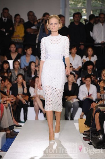 2. Jil Sander 2012春夏系列<br>
设计师拉夫•西蒙 (Raf Simons) 将他心目中有着至高无上意义的20世纪中叶，作为2012春夏女装秀的灵感来源。曳地裙摆、腰部的浪漫蝴蝶结、纯粹的白色、极简的廓形，原来如此简单的设计，也能让我们感受到新嫁娘的幸福。此外帽子大师斯黛芬•琼斯 (Stephen Jones) 设计的饰有精致面纱的滑雪帽，美不暇接的又一锦上添花之作。精致面庞笼罩于面纱之上的模特们，好似20世纪复古招贴画里走出的绝代佳人。<br>
 