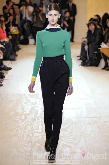 3. Jil Sander 2011秋冬系列<br>
Jil Sander秀场上的那简练利落一气呵成的轮廓，总不会让我们失望。舒适且充满活力的茧形轮廓、连帽针织衫在设计师拉夫•西蒙 (Raf Simons) 的手中却能幻化出清冷、淡然的优雅气质。大胆而精准的配色，仍是吉尔•桑达 (Jil Sander) 秀场上最吸引人的看点。<br>
<br>
 