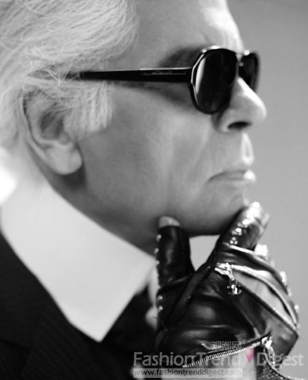 11. 卡尔•拉格斐（Karl Lagerfeld）, 78岁<br>
永远是 Chanel的艺术总监招牌式的表情，佩戴着墨镜，手拿抓扇、脑后拖着辫子，就是这永恒的墨镜白发长辫的人却占领时尚圈制高点。人们称他为“时装界的凯撒大帝”或是“老佛爷”。他永远象“吃饱人参”一样精力旺盛，精通德、英、法、意文，妙语连珠，他情迷传统，又憧憬未来，被传媒封为“当代文艺复兴的代表”。<br>
