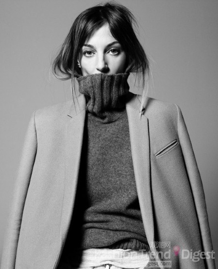 18. Phoebe Philo, 39岁<br>
伦敦设计师Phoebe Philo 13年前加入Chloe担任其创意总监斯特拉•麦卡特尼 (Stella McCartney) 的助手。2001年，斯特拉•麦卡特尼 (Stella McCartney) 离开自创品牌，菲比•菲罗 (Phoebe Philo) 接过创意总监一职。仅用5年时间，成功将Chloe打入