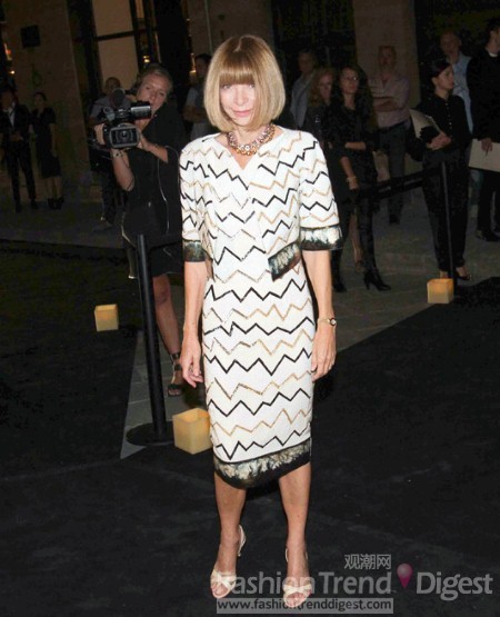 24. 安娜•温图尔 (Anna Wintour), 62岁<br>
《Vogue》杂志美国版主编安娜•温图尔 (Anna Wintour)，是电影《穿PRADA的恶魔》（原型。从1988年起担任这个角色的20年里，她完全确立了在时尚界的强势地位，成为确定流行趋势和扶持新近设计师的点金之手。英国《卫报》把她称为“纽约的非官方市长”。虽然她早已定居纽约，但是英国当然不会忘记地位显赫的Anna Wintour，2008年六月他被授予大英帝国士官勋章。<br>
<br>
