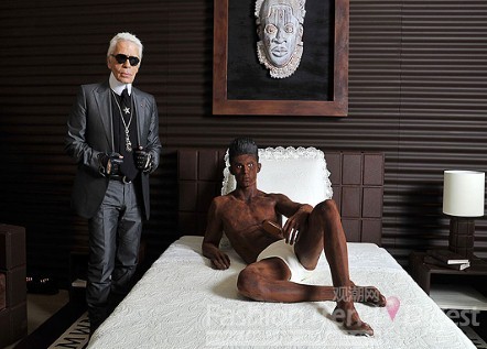 8. 老佛爷卡尔•拉格菲尔德 (Karl Lagerfeld) 为联合利华旗下冰淇淋品牌梦龙 (Magnum) 执导了一部充满艺术气息的电影广告篇《Magnum》。为了这次合作的宣传，老佛爷可没少出奇招，居然搬出了一尊巧克力做的裸男Baptiste Giabiconi和一个巧克力做的房间！