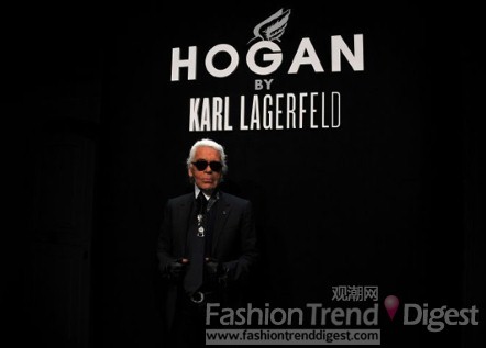 13. Karl Lagerfeld跨界Hogan作品重装上阵，革命性创意思改写Hogan的具代表性法则及产品设计：以双翼做设计的意大利标志以同色系的线饰展翅高飞；Interactive运动鞋有双链踝镯作点缀，显得份外柔丽；干湿褛可变作连身衣；手提包饰有图像设计，而肩带可缩短变作带环，紧紧的挂在袖口位，好让袋子垂下来。