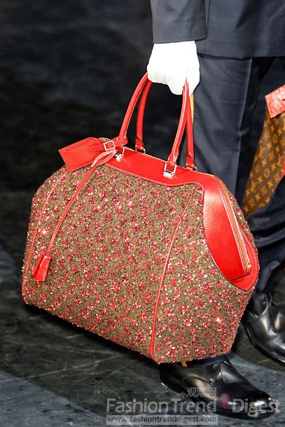 1. Louis Vuitton<br>
如今单色系包袋的地位明显下降，这款红色皮革拼接印花的大号包袋成为该品牌历史性的标志。<br>
