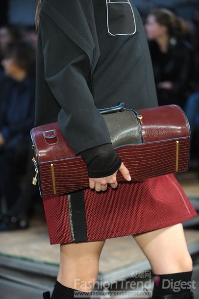 7. Proenza Schouler<br>
深灰色拼接深红色拼接皮革长形手提包，就像PS1包一样有趣，估计它会成为这一季除了PS1以外的PS11 IT包袋了。<br>
