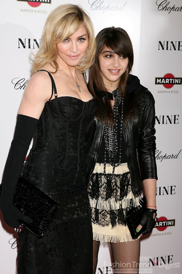 12. 罗德斯（Lourdes Leon） & 麦当娜（Madonna）<br>
自打罗德斯一出生，她的人生就被贴上了各种标签，而其中最大牌的要数麦当娜的女儿的头衔，这位乐坛一姐的宝贝女儿自然受到了公众更多的关心，如今罗德斯也长大了，不仅出落得亭亭玉立，标志可人，穿衣更是颇有老妈当年风范。<br>
