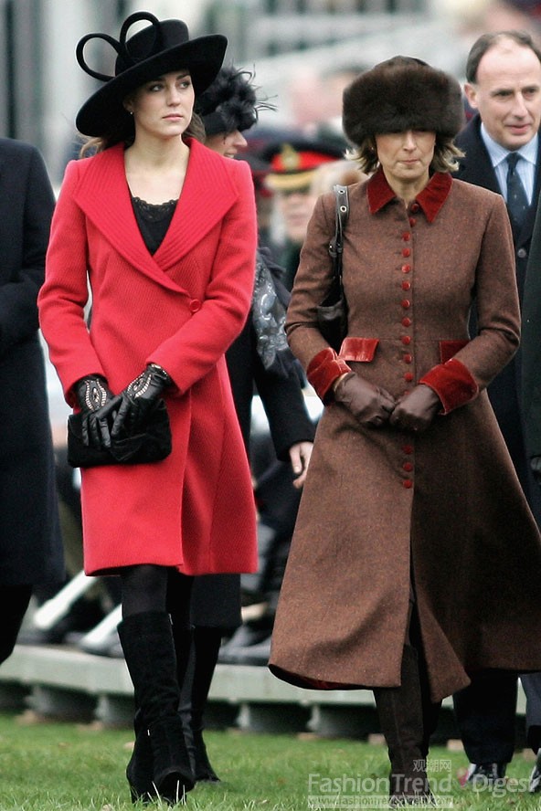 16. Kate & Carole middleton<br>
凯特•米德尔顿 (Kate middleton) 的母亲Carole middleton，两人都喜欢长款的大衣，不过作为女儿的凯特喜欢艳色，而母亲喜欢成熟的深色大衣，并且两人都喜欢戴着帽子出席各种活动。<br>
