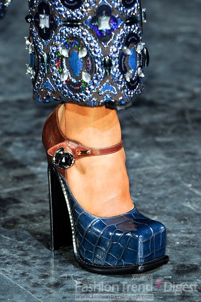1. Louis Vuitton<br>
鞋头呈方形，厚履鞋跟，这款玛丽珍鞋将海军蓝与棕色系带相结合。<br>
