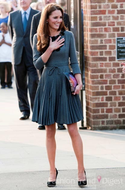 2. 英国剑桥公爵夫人凯特•米德尔顿 (Kate middleton)身着一件蓝色Orla Kiely搭配黑色高跟鞋出现在伦敦街头，高贵的蓝色与百褶的裙摆展现出高贵与女人味的一面。