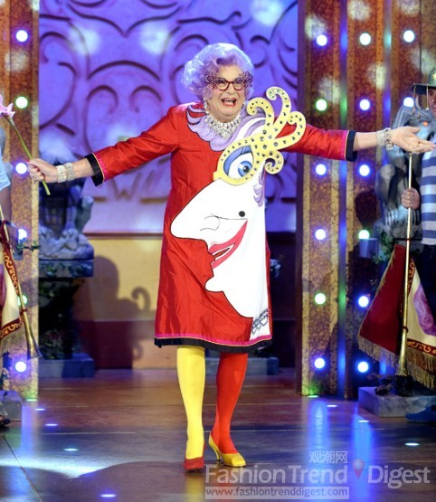 19. Dame Edna Everage 的自画像成为了她的时装, 2009年