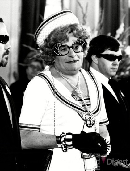 5. Dame Edna Everage模仿可可香奈儿小姐, 1982年