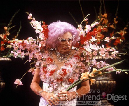 8. Dame Edna Everage穿着一件印花装饰的连衣裙, 1987年
