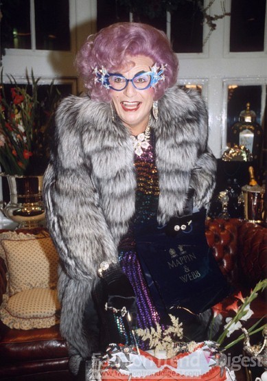 9. Dame Edna Everage 模仿Alexis Carrington, 1988年