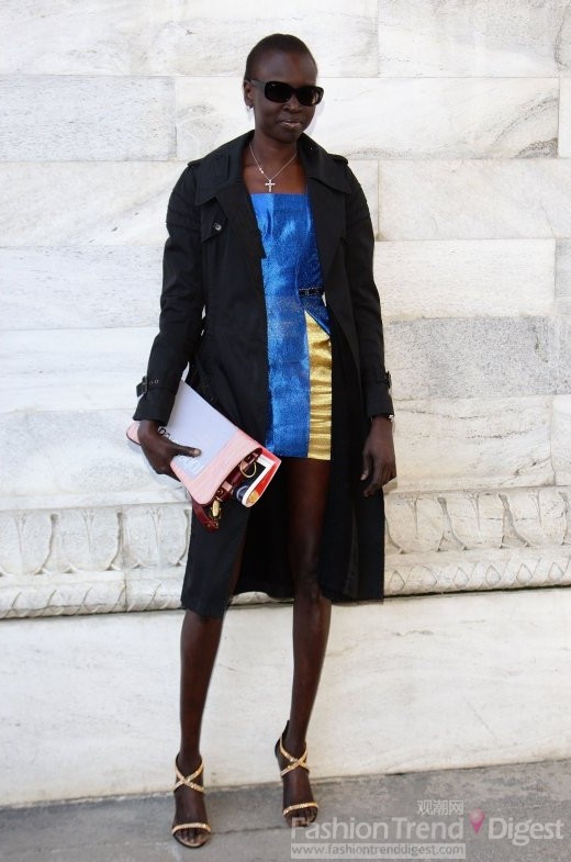 21. 黑人超模 Alek Wek身着金、蓝色拼接上衣，展露劲酷装带来的前卫与时尚气息！