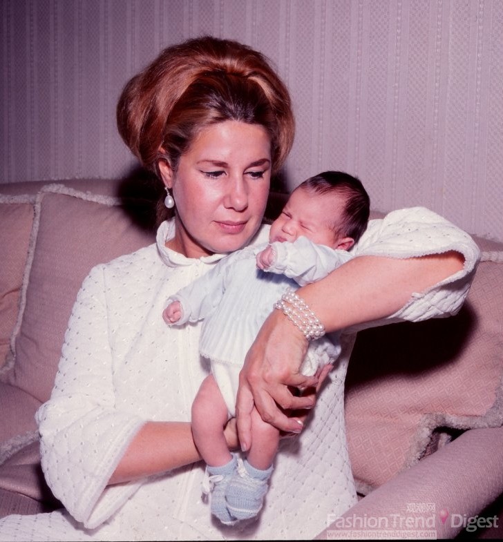 2. 1968年体态丰腴的阿尔巴女公爵（Duchess Of Alba）怀抱小孩，彰显母性博爱！