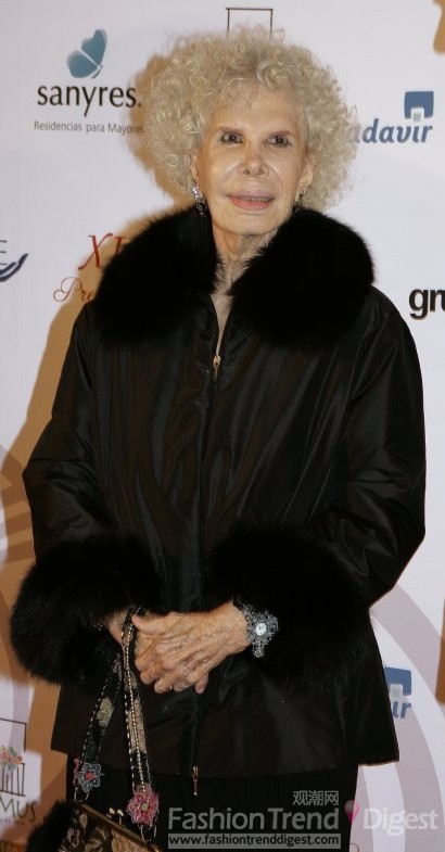 5. 2009年阿尔巴女公爵（Duchess Of Alba）矍铄的神态，身着黑色套装，气场依旧不可小视。
