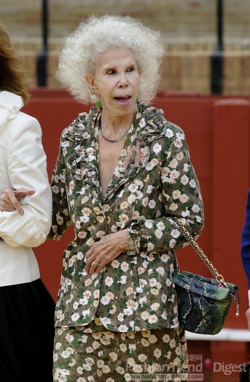 6. 在2010年阿尔巴女公爵（Duchess Of Alba）一头银色卷发，身着小白花套装，似乎迎来春天的气息。