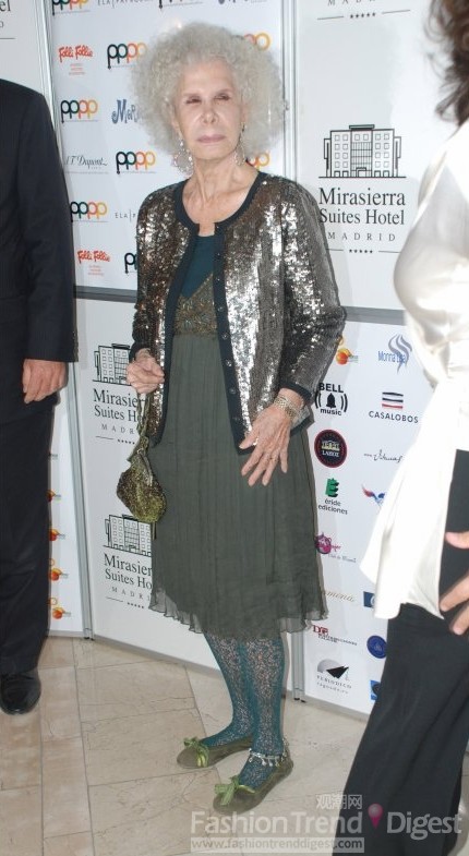 9. 2010年喜好时尚的阿尔巴女公爵（Duchess Of Alba）着装自然随性，军绿色平底鞋很可爱哦！