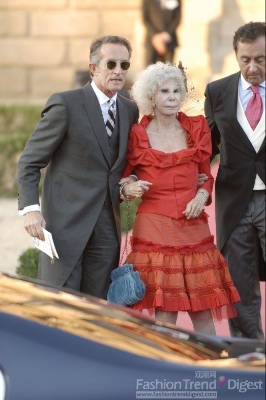 12. 2010年10月阿尔巴女公爵（Duchess Of Alba）身着大红色连衣裙，艳丽的造型热情似火。