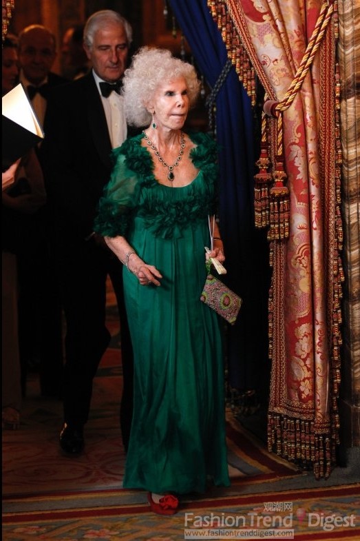 14. 2011年3月阿尔巴女公爵（Duchess Of Alba）一袭绿色连衣裙，穿出高贵中略带的魅力感觉！
