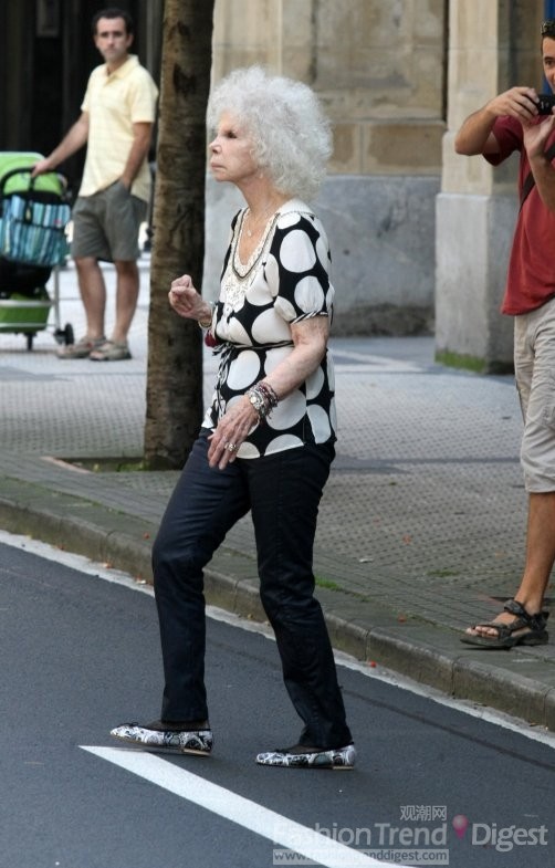 17. 2011年7月阿尔巴女公爵（Duchess Of Alba）的街拍造型简约时尚、身形姣好哦！