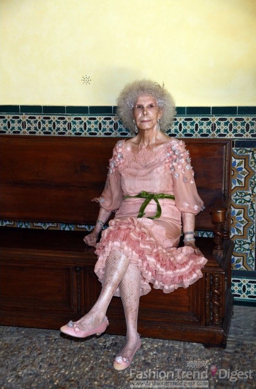 20. 2011年10月阿尔巴女公爵（Duchess Of Alba）一袭华丽的粉色连衣裙，高贵得不容侵犯。