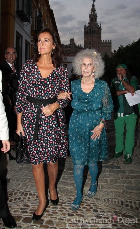 21. 2011年10月的夜幕下，阿尔巴女公爵（Duchess Of Alba）身着轻松裙装惬意漫步街头。