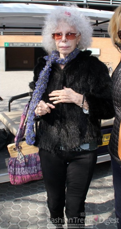 25. 2012年2月阿尔巴女公爵（Duchess Of Alba）用亮色的围巾和挎包为黑色系装扮做了最好的点缀。