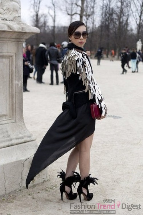7. 不对称感的黑色飘逸长裙，外搭一件羽毛亮片的外套和高跟鞋，算是最时髦的孔雀了。