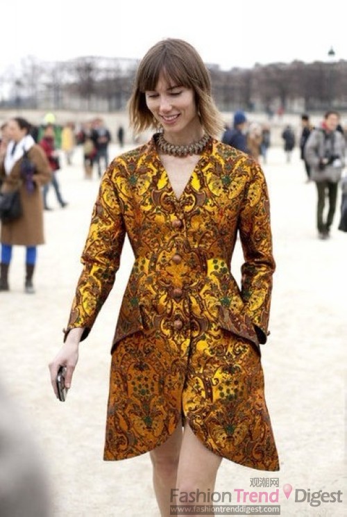 8. 俄国版《TATLER》杂志服装总监Anya Ziourova选择了一件古董式陶瓷印花外套，在潮人间显得相当打眼。