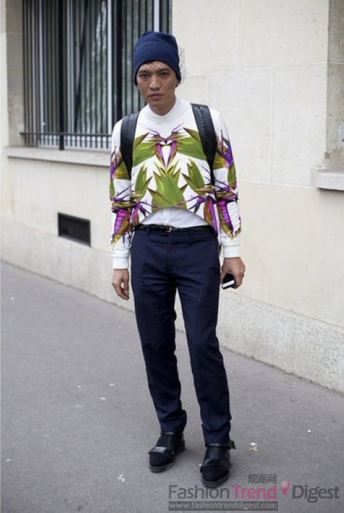 14. 菲律宾时尚博主Bran boy也来到巴黎看秀，带有春季浪漫的印花衬衫，同时还戴着一个神秘的面纱呢！