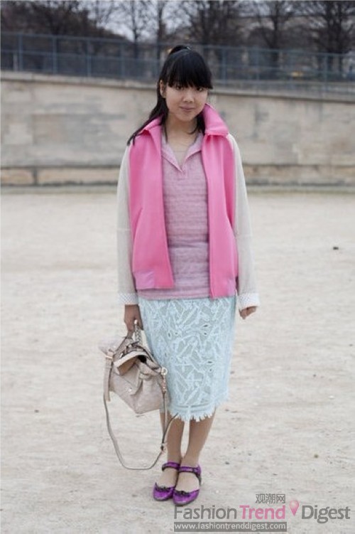 15. 时尚博主华裔女孩Susie Lau选择了淡粉色系的着装，淡粉与淡蓝色的组合唯美而浪漫。