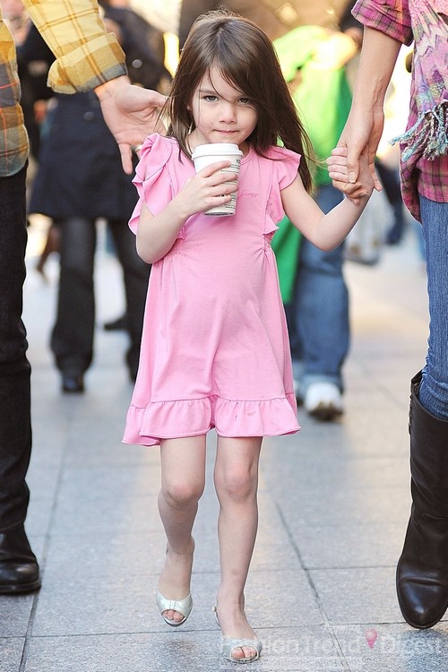 13. 苏瑞•克鲁斯（Suri Cruise）<br>
苏瑞•克鲁斯（Suri Cruise）是汤姆•克鲁斯（Tom Cruise）与凯蒂•赫尔姆斯 （Katie Holmes）的女儿，从小她就收集了不少的鞋子，她对高跟鞋和千变万化的服装情有独钟，同时她对时尚敏锐的洞察力非常强，粉色连衣裙搭配银色高跟鞋，绝对是好莱坞中的标准公主。<br>
