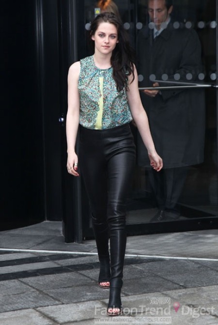 6. 克里斯汀•斯图尔特 (Kristen Stewart)来到巴黎时装周Balenciaga Show秀场外，一身紧身小皮裤搭配无袖印花上衣搭配得利落有型，脚踏露趾皮靴，将娇小的她映衬得格外精致帅气。