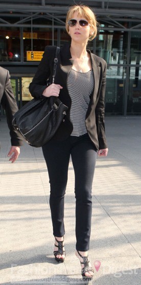 1. 3月27日詹妮弗•劳伦斯（Jennifer Lawrence）出现在希斯鲁机场，机场造型依旧保持简约的风格，时尚的休闲外套穿出黑色系装扮的轻松惬意。