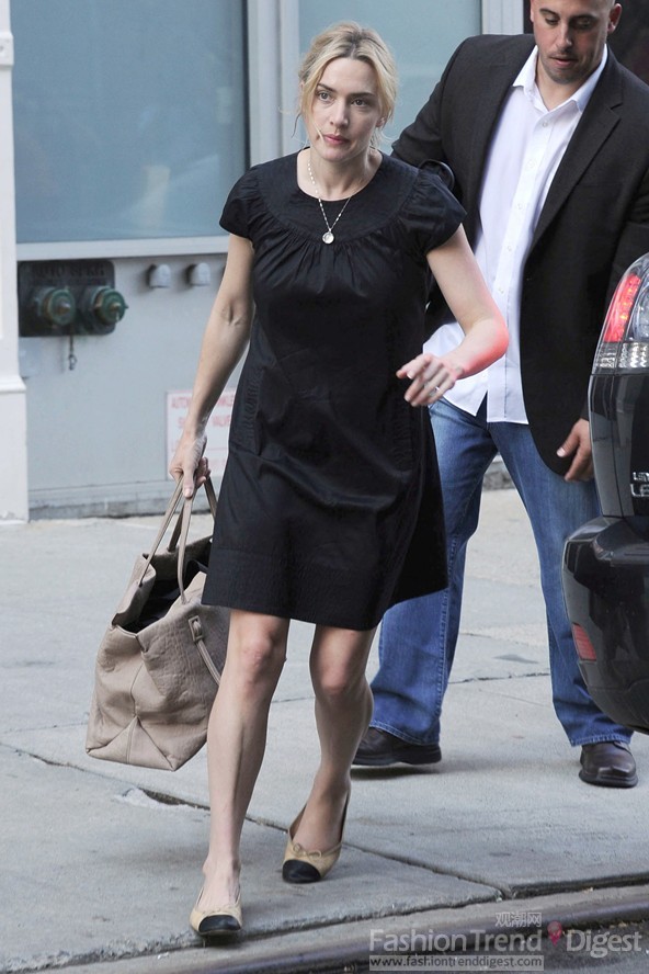 6. 凯特•温斯莱特(Kate Winslet)的黑色连衣裙感觉宽松舒适，圆形领口的褶皱设计给原本沉闷的黑色营造出一点精致与动感。香奈儿的裸色手提包大方实用！