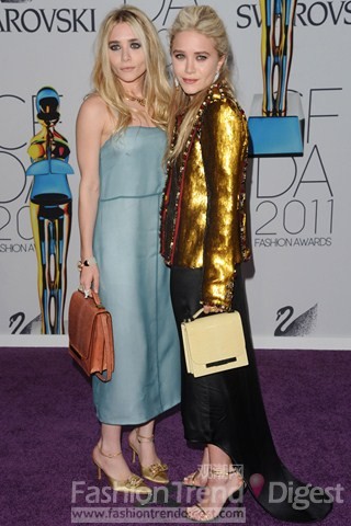 20. 2011年6月CFDA 时尚颁奖礼上，阿什莉•奥尔森 (Ashley Olsen) 身着The Row蓝色抹胸长裙，手提卡其色复古包，而玛丽•凯特•奥尔森 (Mary-Kate Olsen)身着的是Chanel金色亮片夹克搭配The Row 席地长裙。