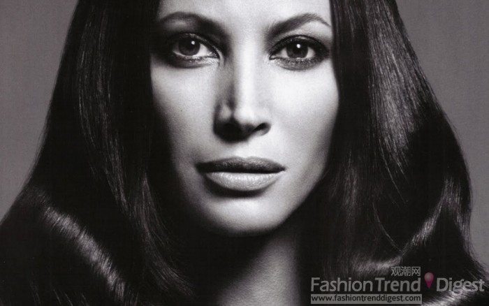 10. chrISTY TURLINGTON<br>
从1987年开始担任Calvin Klein的模特儿。曾经为Maybelline Cosmetic拍摄多部广告，并在多部关于流行业界的电影中出现。克莉丝蒂曾被香奈儿的设计师，Karl Lagerfeld称赞她拥有最完美的五官，是所有美国女性憧憬的对象。<br>
