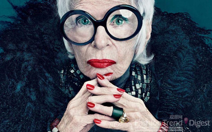 13. 艾瑞斯•阿普菲尔（IRIS APFEL）<br>
艾瑞斯•阿普菲尔 (Iris Apfel) 堪称年纪最大的在世时尚偶像，混搭风一流的“鼻祖”。艾瑞斯•阿普菲尔 (Iris Apfel) 的衣橱收藏看起来比实际年代更久远，充满传奇色彩和超现实感，让人不得不为这位近90岁高龄的老太竖起大拇指赞叹！<br>
