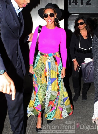 4. 碧昂丝（Beyonce）在纽约身着粉紫色上衣搭配一条飘逸的印花裙，鲜艳的色彩穿出愉悦的休闲风，黑色单肩包、宽檐帽、蛤蟆镜都是最好的劲酷单品哦。