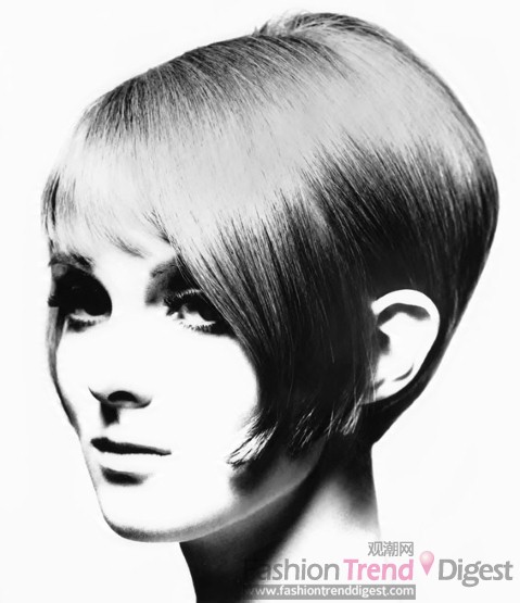 3. 《VOGUE》美国版杂志的创意总监格蕾丝•柯丁顿（Grace Coddington）将维达•沙宣（Vidal Sassoon）在1963年的开创性短发誉为那个年代最偶像化的发型。1963年独创的“五点式剪发” (5-Point Cut)成为那个年代最经典的发型。同时她与沙宣的奇缘随着五点式经典发型而永久的载入时尚史册。