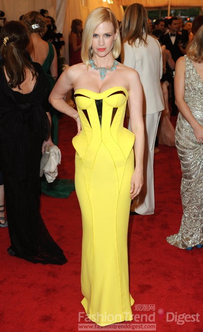 2. 艳色礼服受到明星们的青睐，詹纽瑞•琼斯 (January Jones) 就在红毯上选择了一件Versace黄色抹胸礼服搭配Cartier绿松石珠宝项链，高贵优雅。<br>
<br>
