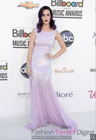 4. 凯蒂佩里（Katy Perry）把自己的头发染成了紫色，涂上深红色唇膏，选择了一件BlingBling淡紫色Blumarine 礼服出席活动。