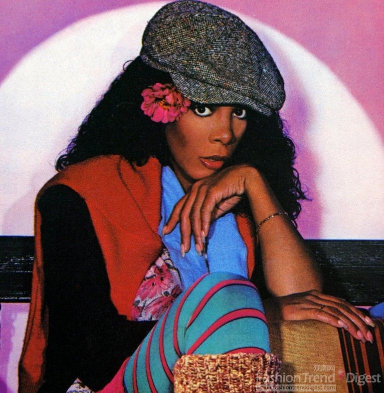 1970年唐娜•沙曼（Donna Summer）在穿着上就喜欢夸张的、亮片、彩色服装。