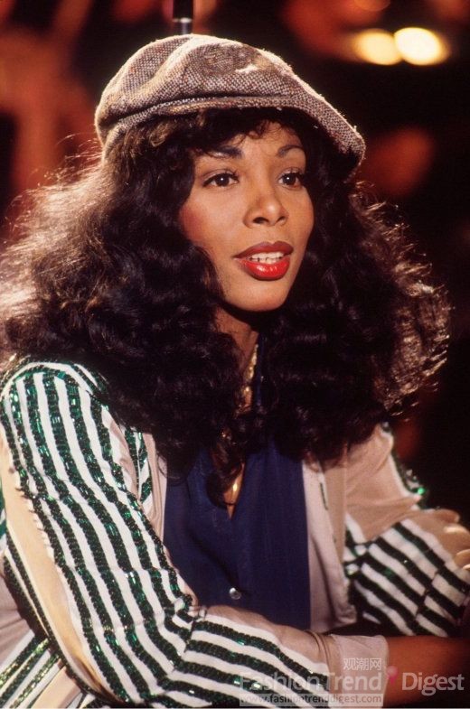 1979年唐娜•沙曼（Donna Summer）开始尝试各种风格，有少女味、假小子甚至是摇滚风。